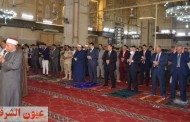 محافظ ومدير أمن الشرقية يُؤديان صلاة عيد الفطر بمسجد الفتح بمدينة الزقازيق