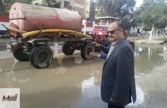 رئيس مركز ومدينة ههيا يتابع أعمال شفط مياه الأمطار من الشوارع والميادين