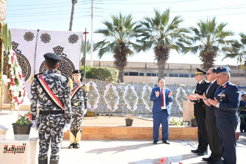 محافظ الشرقية ومدير الأمن يضعان إكليلاً من الزهور على النصب التذكاري لشهداء الشرطة