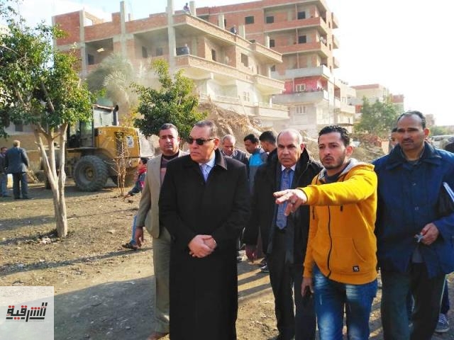 محافظ الشرقية يشرف بنفسه على إزالة مبنى مقام بالمخالفة ومتعدي على أملاك الصرف بقرية أنشاص البصل بالزقازيق