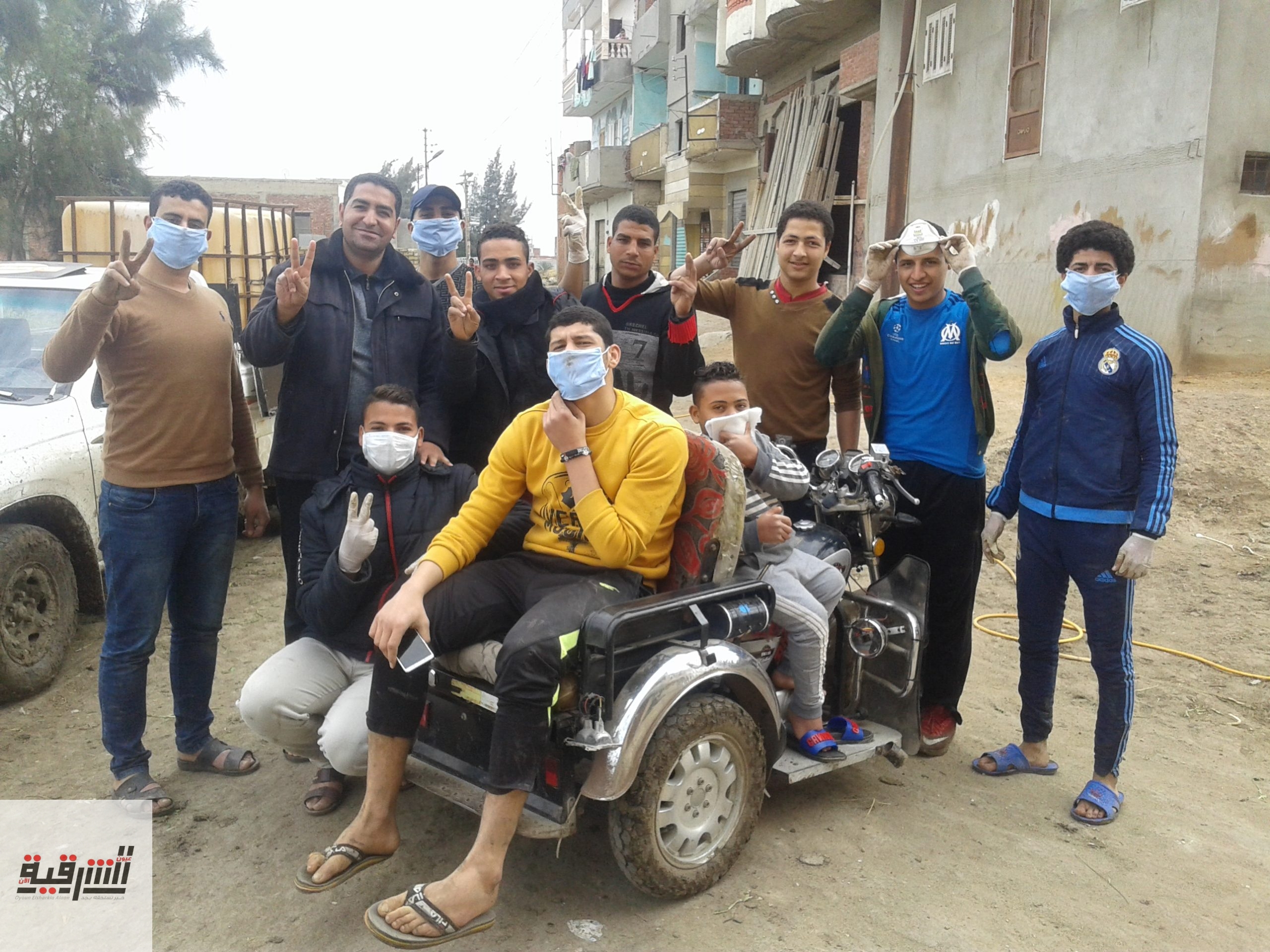 ٥٠ شاب يشاركون فى حملة تطهير شوارع العراقى فى أبوحماد لمواجهة فيروس كورونا