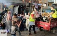 كارثة...شباب منيا القمح يعقمون الشوارع أثناء إقامة الأسواق الشعبية
