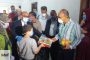 وكيل وزارة الصحة بالشرقية يوزع الحلوي علي أبطال الجيش الأبيض بمستشفيات العزل إحتفالاً بالعيد