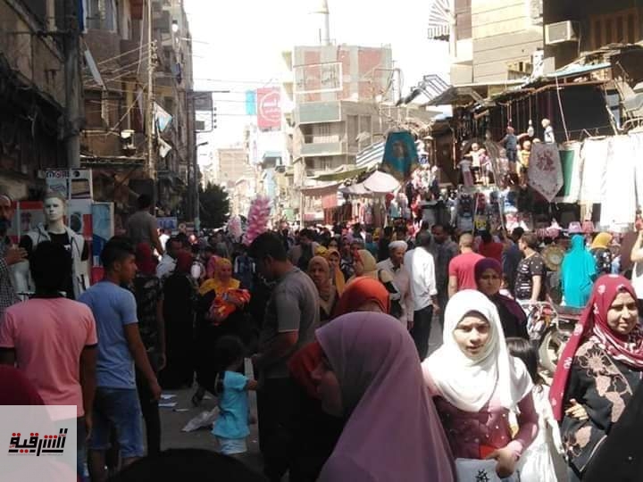 رغم تحذيرات «كورونا»..زحام في شوارع الشرقية لشراء ملابس ومستلزمات العيد