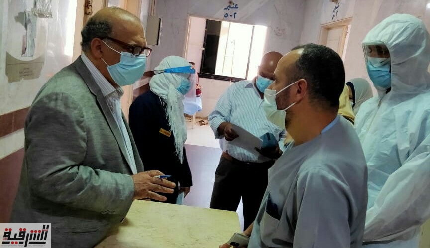 نائب مدير إدارة العدوى بوزارة الصحة يفاجئ قسم العزل بمستشفى أبوحماد المركزى