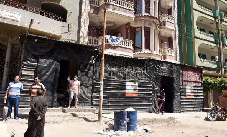 محافظ الشرقية يأمر پإزالة السلالم والحواجز الحديدية أمام العقارات السكنية والمحال التجارية بمنيا القمح
