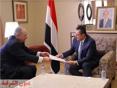 سفير مصر بالسعودية يُسلم رئيس الحكومة اليمنية دعوة لزيارة القاهرة