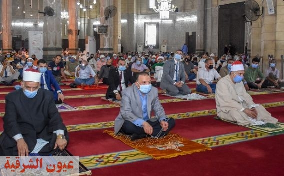 محافظ الإسكندرية يؤدي أول صلاة جمعة منذ 5 شهور بمسجد أبى العباس المرسى