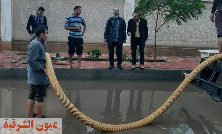 نائب رئيس مدينة ههيا يتابع عملية شفط مياه الأمطار من الشوارع