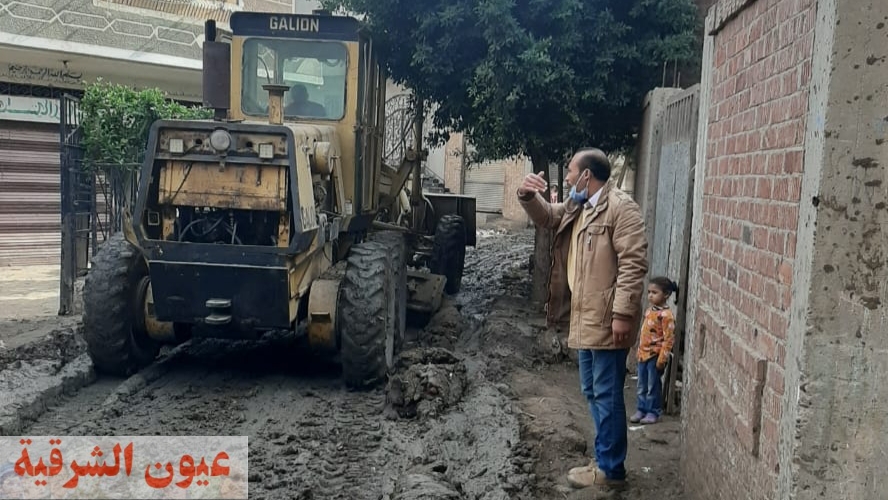 نائب رئيس مدينة ههيا يقود حملة لتسوية الطرق وإزالة التربة الطينية بالقري لتيسير حركة المواطنين بالشوارع