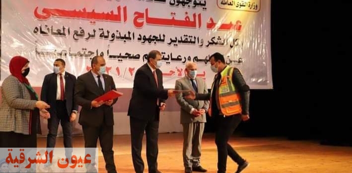 وزير القوى العاملة يسلم 500 عامل غير منتظم وثيقة تأمين ضد حوادث الوفاة والعجز بمحافظة بورسعيد