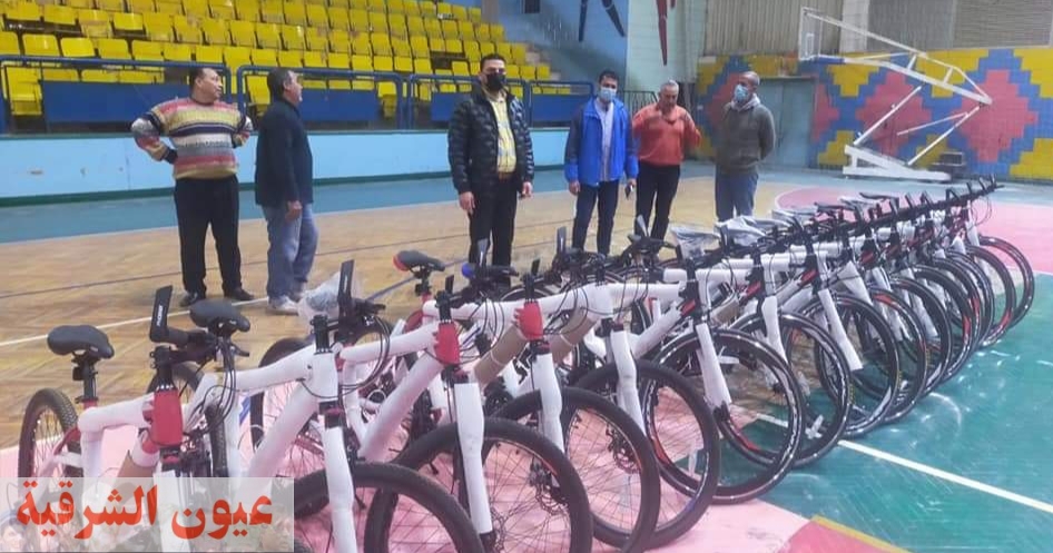 وكيل وزارة الشباب والرياضة بالشرقية يسلم دراجات مبادرة 