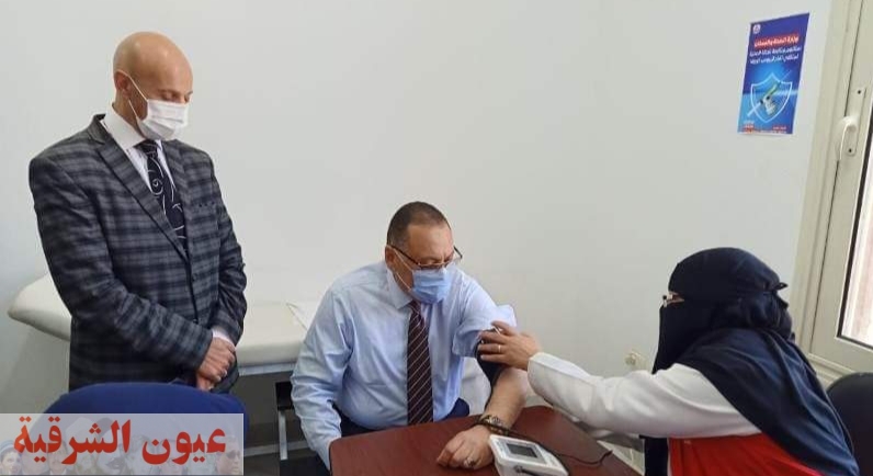 محافظ الشرقية يتلقى الجرعة الأولى من لقاح فيروس كورونا المستجد بمكتب صحة الزقازيق ثان