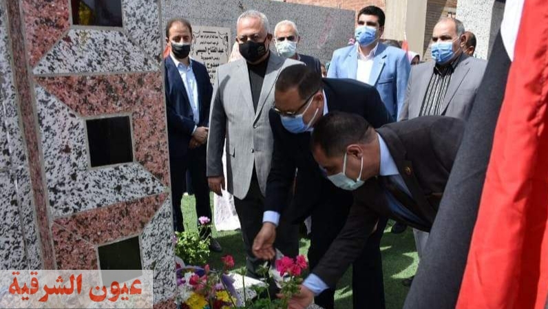 محافظ الشرقية يضع إكليلاً من الزهور على النصب التذكاري لشهداء مدرسة شهداء 2 بحر البقر بالحسينية