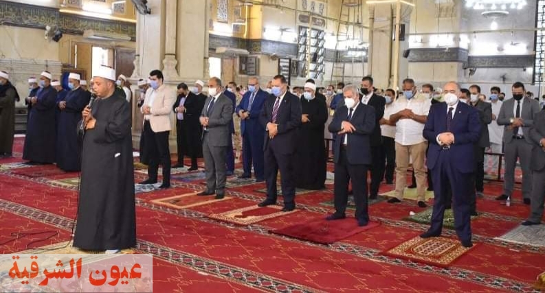 محافظ الشرقية ورئيس جامعة الزقازيق ومدير الأمن يؤدون صلاة عيد الفطر بمسجد الفتح
