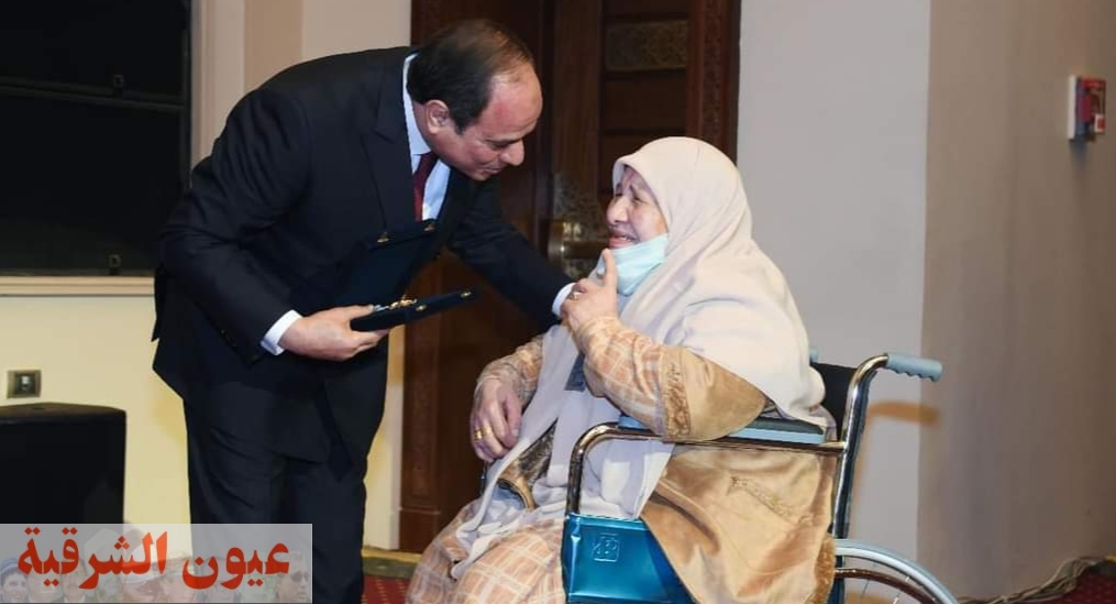 في مشهد إنساني..الرئيس السيسي يقبل يد الأم المثالية الثانية