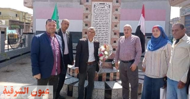 محافظ الشرقية يُنيب رئيس مركز الحسينية لوضع إكليلاً من الزهور على النصب التذكاري إحياءاً للذكرى الـ ٥٢ لـمذبحة شهداء مدرسة بحر البقر