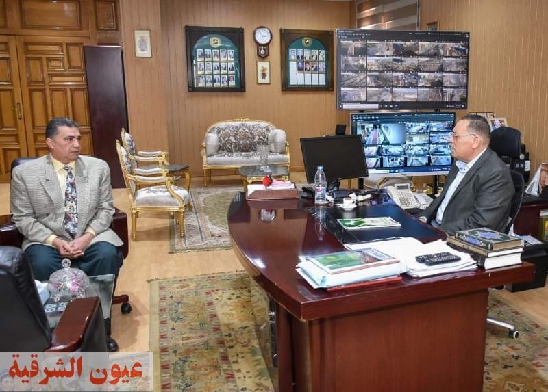 محافظ الشرقية يستقبل رئيس مركز ومدينة أبو حماد الجديد بمكتبه بالديوان العام