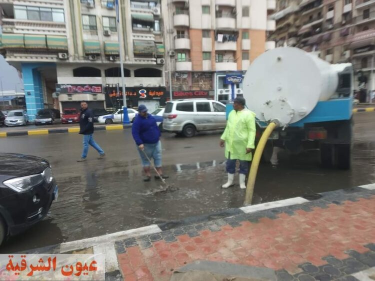 محافظ بورسعيد يعلن انتشار فرق الأحياء الميدانية للتعامل مع ٱثار مياه الأمطار بالشوارع