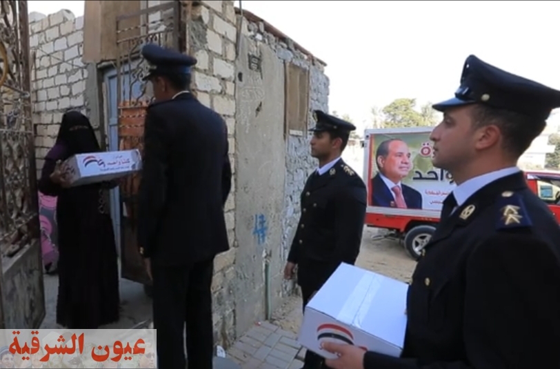 مأمورو أقسام الشرطة يوزعون عبوات غذائية مجانية على المواطنين قبل رمضان