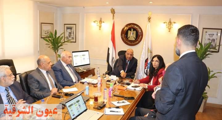 رئيس شركة مصر للغزل والنسيج بالمحلة يجتمع مع رئيس شركة 