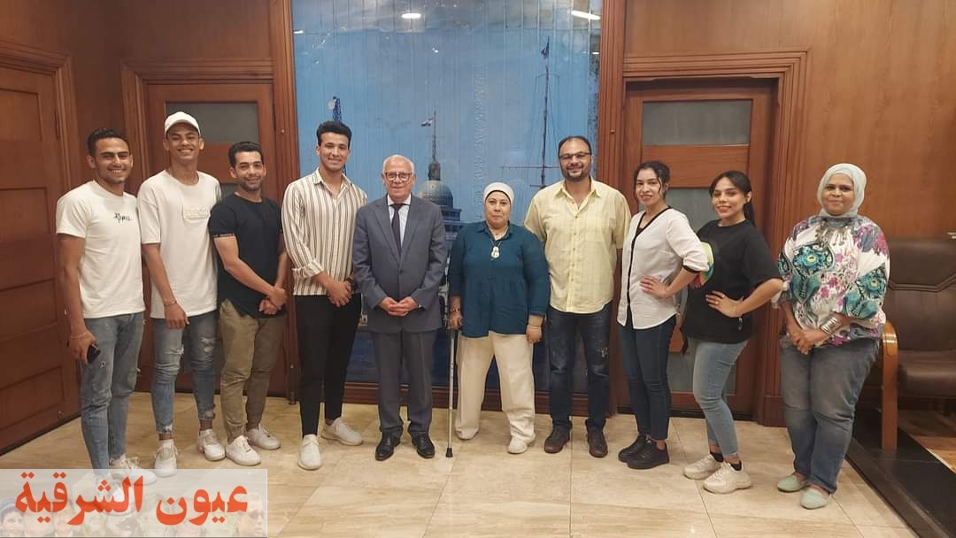 محافظ بورسعيد يستقبل فرقة بورسعيد القومية للفنون الشعبية