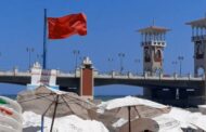 الرايات الحمراء تمنع المواطنين من نزول البحر بالإسكندرية