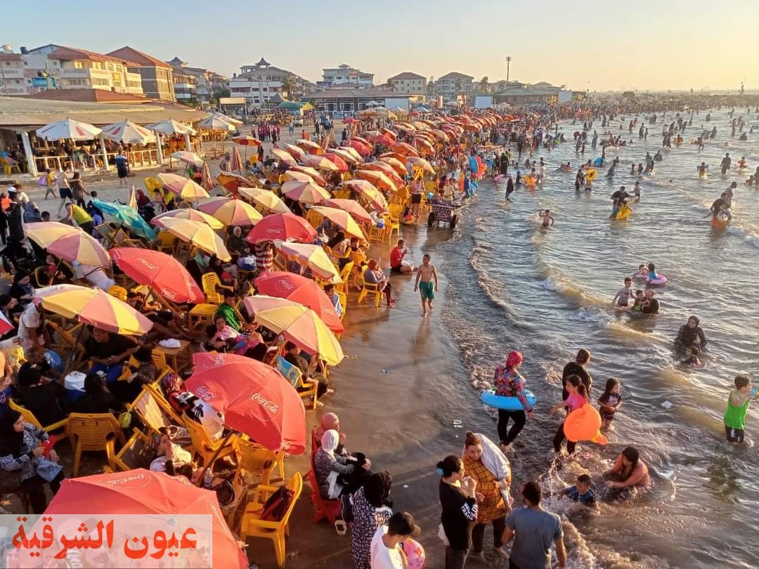 إقبال كبير على شواطئ  مدينة رأس البر في دمياط