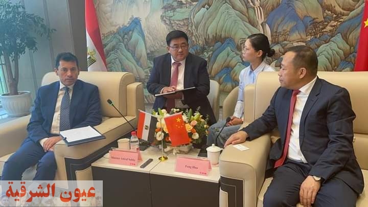 وزير الرياضة يلتقي رئيس شركة دافينج الصينية لبحث تبادل الخبرات والتجارب الصينية المصرية