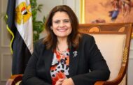 وزيرة الهجرة تهنئ طبيبًا مصريًا لتوليه منصب رئيس الكلية الملكية في إنجلترا