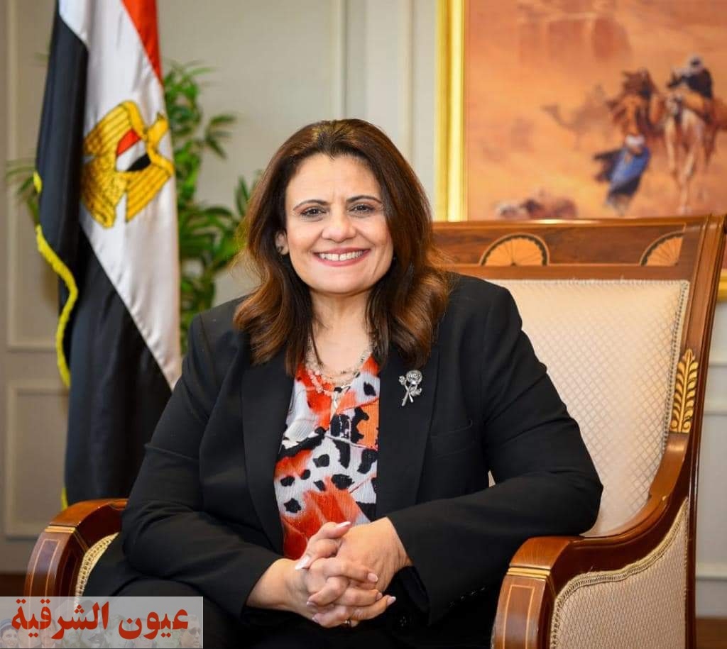 وزيرة الهجرة تهنئ طبيبًا مصريًا لتوليه منصب رئيس الكلية الملكية في إنجلترا