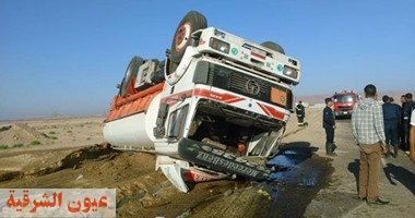 إصابة أشخاص أثر إنقلاب سيارة أعلى الطريق الصحراوي