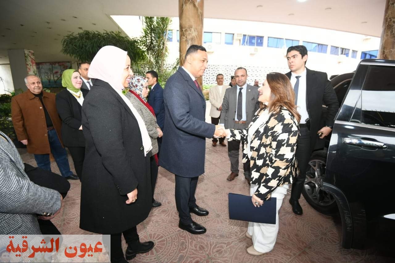 محافظ الدقهلية يستقبل وزيرة الهجرة أثناء حضورها مبادرة 