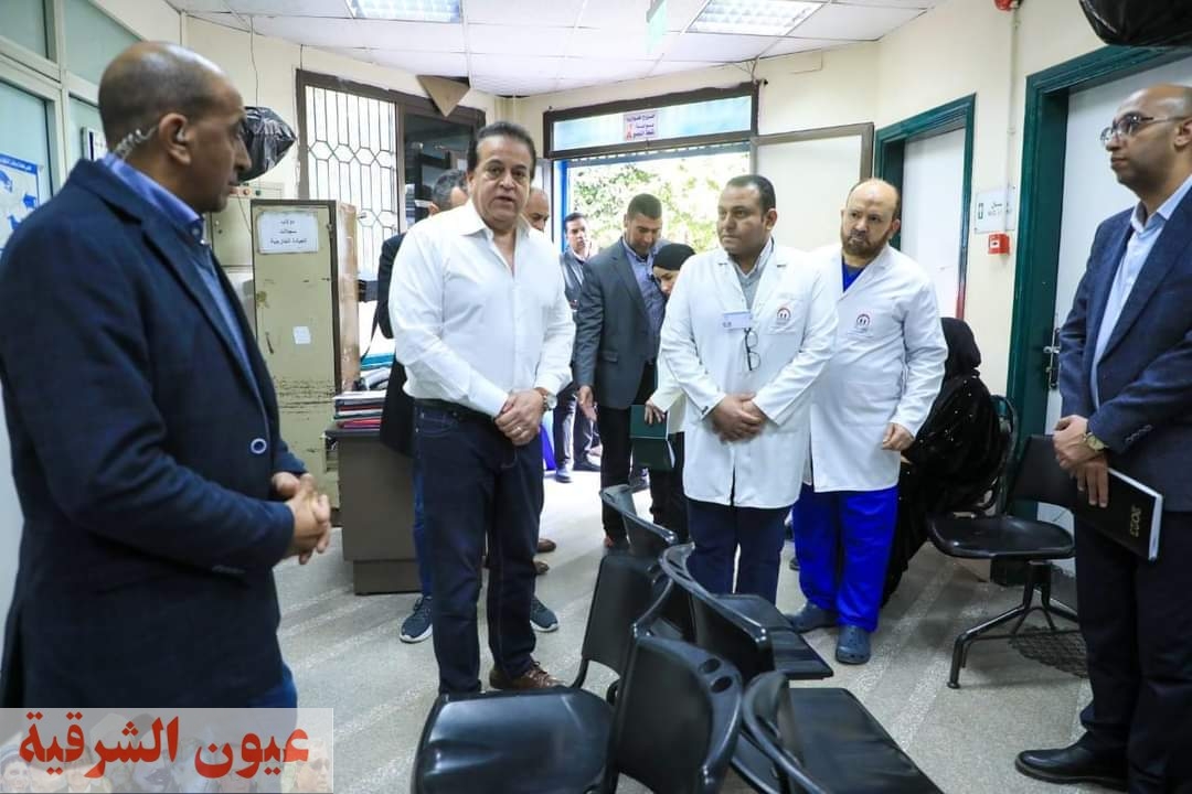 وزير الصحة يتفقد مستشفى بنها ويوجه بصرف مكافأة شهر لكافة العاملين