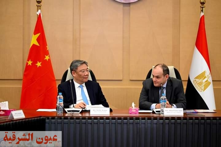 وزير التجارة والصناعة يستقبل نظيره الصيني بمقر الوزارة بالعاصمة 
