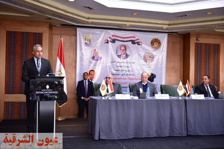 وزير العمل يفتتح معرضًا لمنتجات مركز تدريب ويسلم 100 عقد عمل لذوي همم بالقاهرة
