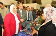 محافظ أسيوط يتفقد معرض منتجات الجمعيات الأهلية خلال زيارة وزيرة التضامن