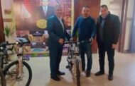 القليوبية.. وكيل وزارة الشباب والرياضة يسلم دراجات هوائية بمبادرة 