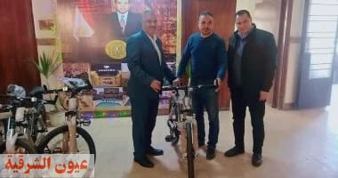 القليوبية.. وكيل وزارة الشباب والرياضة يسلم دراجات هوائية بمبادرة 