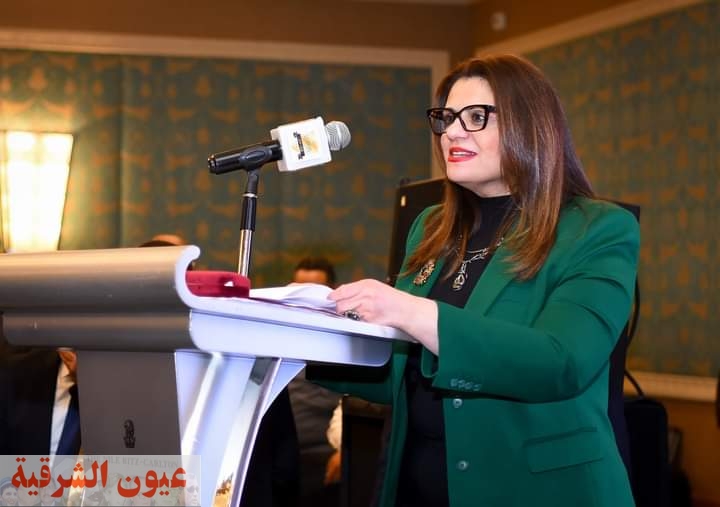 تكريم وزيرة الهجرة من مؤسسة عالم المال للصحافة لفوزها باستفتاء الجريدة الخاص بقادة الأزمات