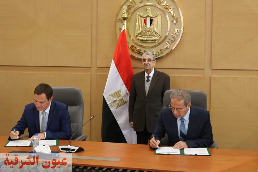 محمد شاكر يشهد توقيع بروتوكول تعاون بين الشركة القابضة لكهرباء مصر وشركة شنايدر اليكتريك مصر 